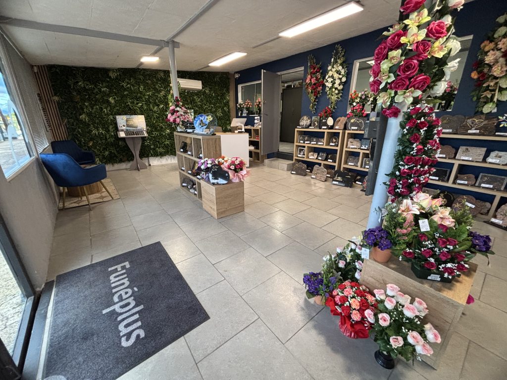 Offrir des fleurs pour un deuil permet de rendre un dernier hommage au défunt et montrer son soutien à la famille.