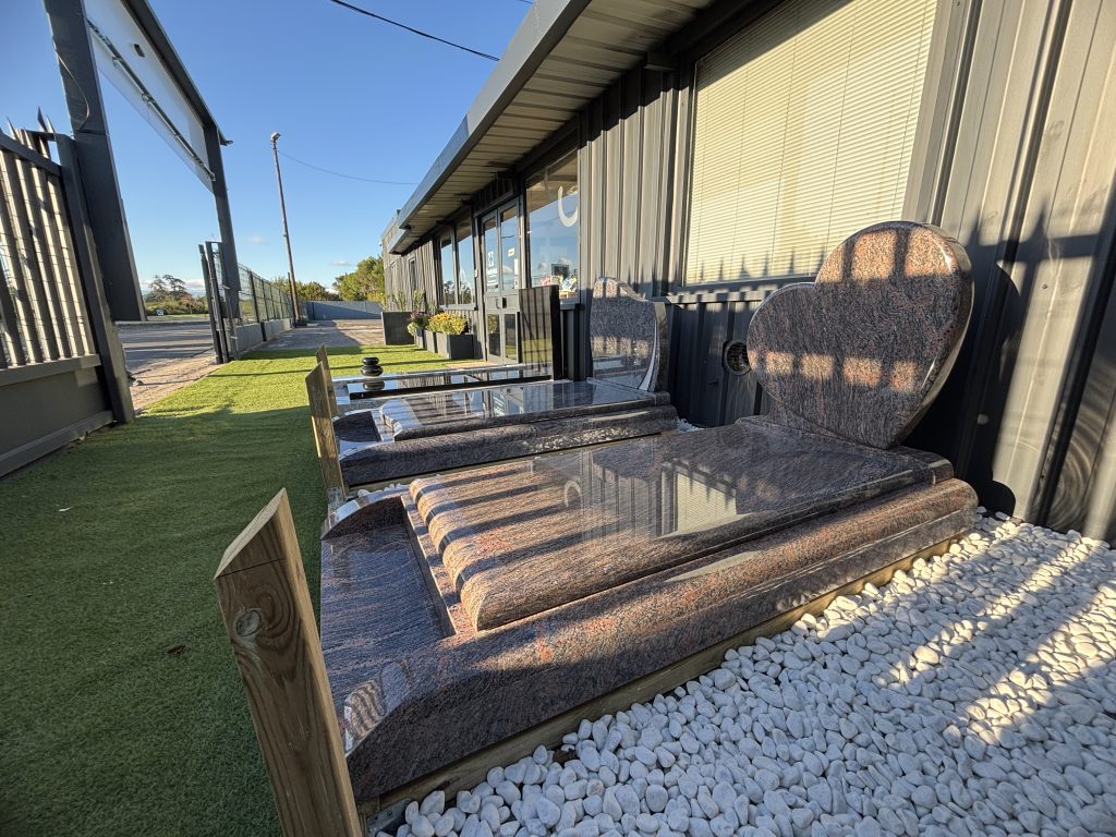 Vous recherchez un monument funéraire sur mesure et à l’image du défunt qui permet à la famille de se recueillir et d’honorer sa mémoire.