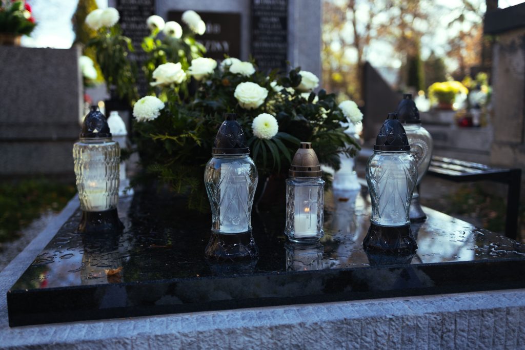 La sépulture est un lieu de souvenir et de recueillement, où perdure la mémoire du défunt. Entretenir la tombe de nos proches est un devoir.
